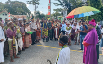 Uskup Agung Kupang Mgr. Hironimus Pakaenoni, Pr Disambut Secara Adat di Desa Oeperigi