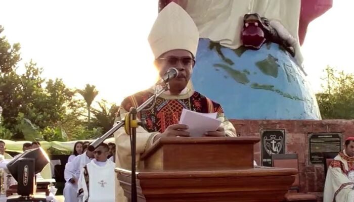 Makna Kontras di Balik Logo Episkopal Uskup Mgr. Hironimus Pakaenoni