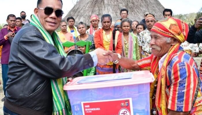 Kapolda NTT Touring Motor Kunjungi Destinasi Wisata TTS dan Salurkan Bansos