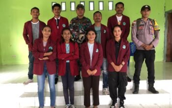 Mahasiswa KKN STIH CW Turut Bagi Dana BLT di Desa Kuaken, Kades : Saya Sangat Bersyukur