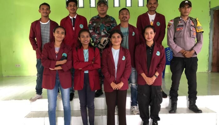 Mahasiswa KKN STIH CW Turut Bagi Dana BLT di Desa Kuaken, Kades : Saya Sangat Bersyukur