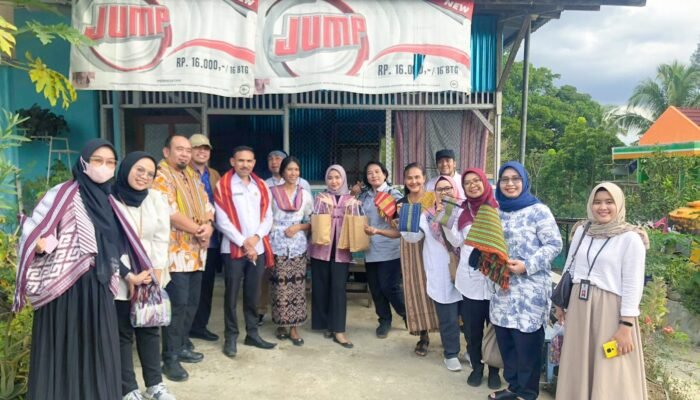 Para pengunjung dari luar TTU pose bersama Kepala Desa Napan, Wendi Kefi. (Foto: ist)