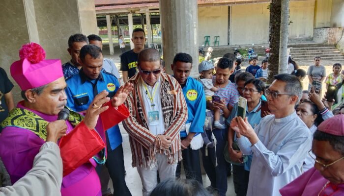 Bapa Uskup Mgr. Hironimus Pakaenoni, Pr saat mendoakan umat di depan Gereja St. Theresia Kefamenanu. (Foto : BN) 