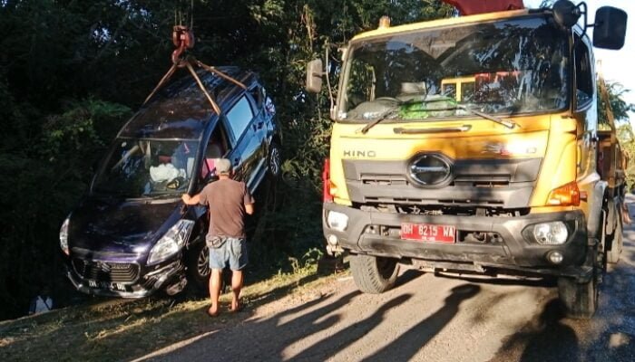 Proses evakuasi mobil R3 bernomor polisi DH DH 1634 DD. (Foto: BN) 