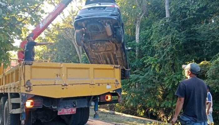Proses evakuasi mobil R3 bernomor polisi DH DH 1634 DD. (Foto: BN) 