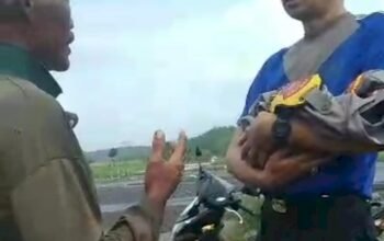 Polisi ini Reflek Buka Seragam Polri Demi Bungkus Jasad Bayi yang Ditemukan di Sungai