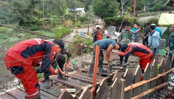 Bangun Jembatan Naga Karimata, Satgas Yonkav 6 Datangkan Tim Teknis Vertical Rescue Indonesia