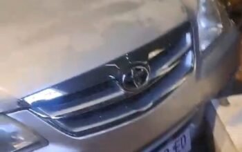 Detik-detik Mobil Avansa di Kupang Tabrak Tiang Lampu Jalan