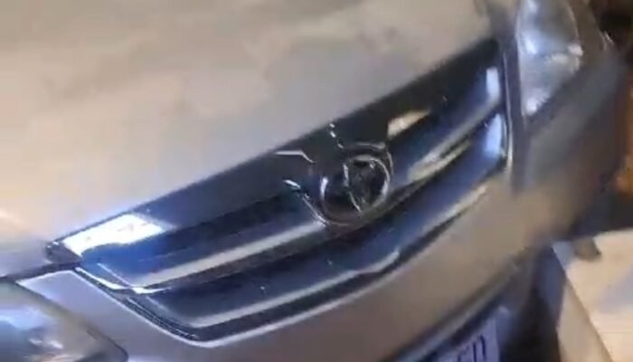 Detik-detik Mobil Avansa di Kupang Tabrak Tiang Lampu Jalan