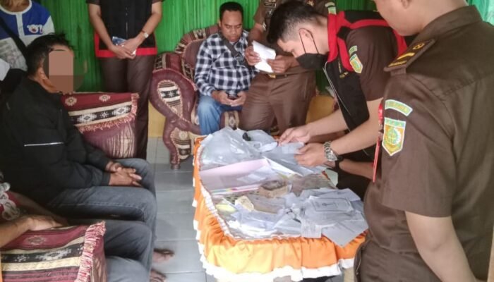 Jaksa Geledah Rumah Mantan Kades Nainaban TTU, Ini yang Ditemukan