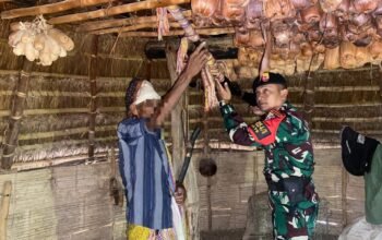 Satgas Yonkav 6/Naga Karimata Terima Senjata Eks Pejuang TimTim dari Masyarakat