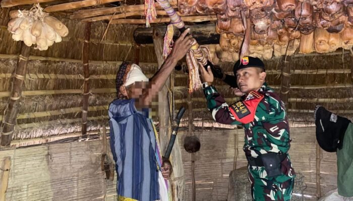 Satgas Yonkav 6/Naga Karimata Terima Senjata Eks Pejuang TimTim dari Masyarakat