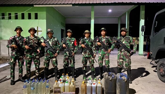 Satgas Pamtas RI-RDTL Sektor Barat Amankan Puluhan Liter Minyak Tanah dan Solar, Diduga Hendak Diselundupkan