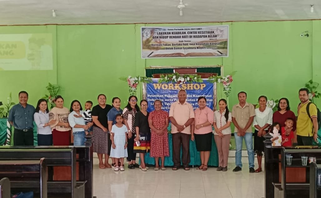 Pose bersama dalam kegiatan Workshop Pelatihan Pengarsipan dan Konservasi Dokumen serta Peningkatan Kapasitas Literasi Tahap II bagi para Pendeta se-Teritori Mabesrestu di Jemaat Betel Dalehi, Kelurahan Maubeli, Kecamatan Kota Kefamenanu, Kabupaten TTU, NTT. (Foto: dok. Infokom GMIT Klasis TTU)